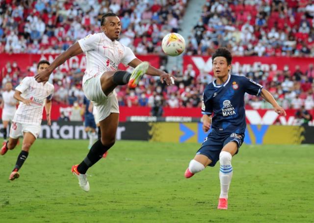 APP下载-武磊打完皇马才与国足会合 抵达当晚即参加合练